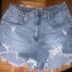 Ripped denim shorts!!🙏🏼